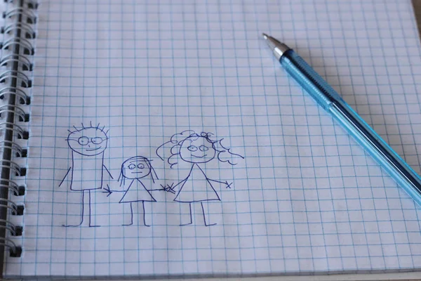 Desenho de crianças de uma família em um caderno quadriculado — Fotografia de Stock