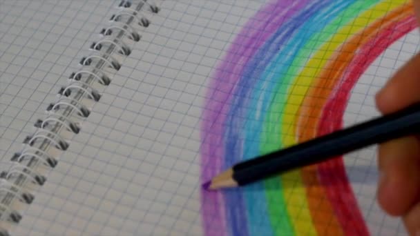 Un arcobaleno disegnato con matite in un quaderno a scacchi a casa — Video Stock