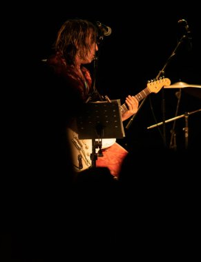 Formentera, BAL, SPAIN 13 Eylül 2019: Formentera 'da bir rock müzik festivalinde sahneye çıkan müzisyen. Formentera dünyanın dört bir yanından gelen müzisyenler için bir cennettir..