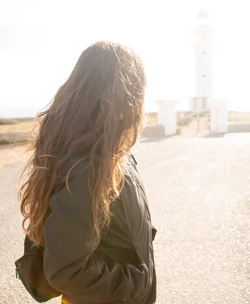 Gün batımında ufka bakan genç kadınlar. Fazla gösterilen arkaplan.