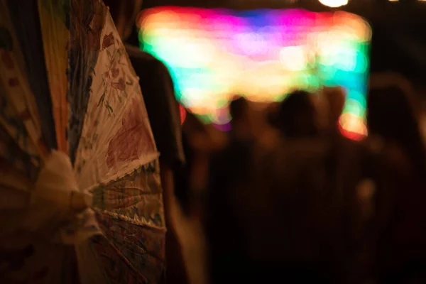 Renkli bir geçmişi olan Çin şemsiyesi. Seçici odak.