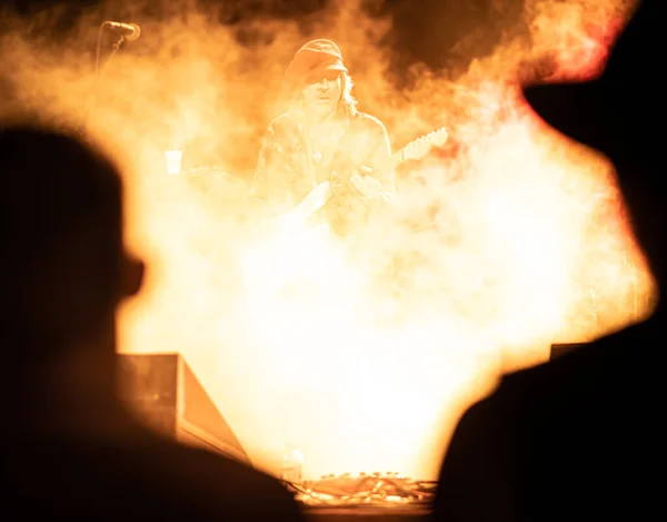 Formentera, BAL, SPAIN 13 Eylül 2019: Formentera 'da bir rock müzik festivalinde sahneye çıkan müzisyen. Formentera dünyanın dört bir yanından gelen müzisyenler için bir cennettir...