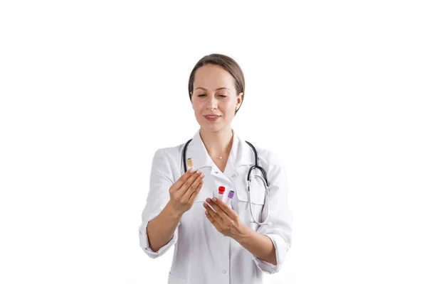Doctora Con Una Bata Blanca Médica Sosteniendo Frasco Sus Manos — Foto de Stock