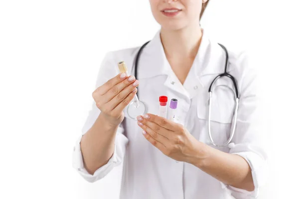 穿着医疗白衣的女医生 手里拿着一个装有血样的瓶子 医院的实验室工作 — 图库照片