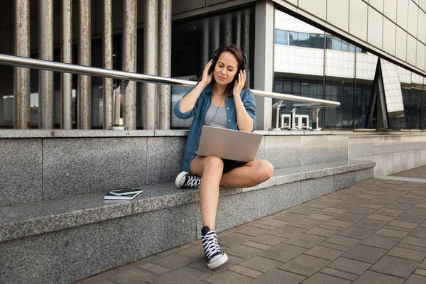 Giovane Bella Ragazza Sedersi Lavoro Computer Portatile Ascoltare Musica Mentre — Foto Stock