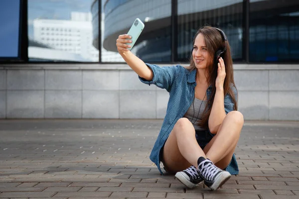 Junges Schönes Mädchen Sitzt Bei Der Arbeit Laptop Und Hört — Stockfoto