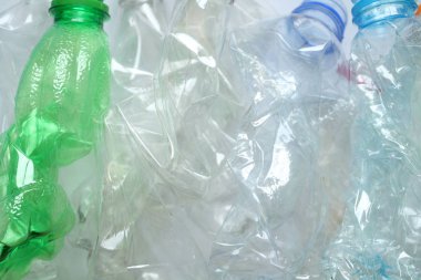 Terk edilmiş maden suyu şişesi