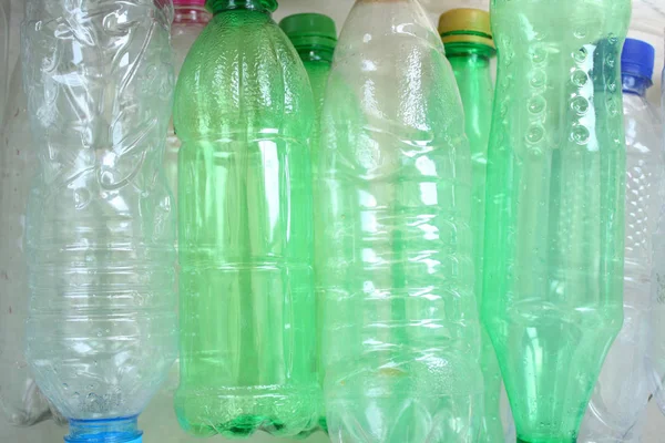 Verlassene Mineralwasserflasche — Stockfoto