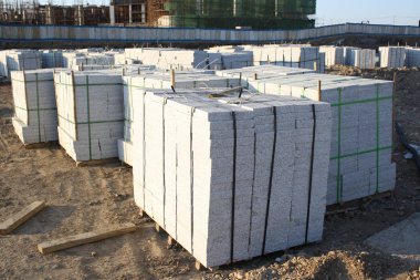 Kaldırım taşları kullanım için hazırlanıyor