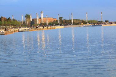 Gölün üzerinde yaz gün batımı