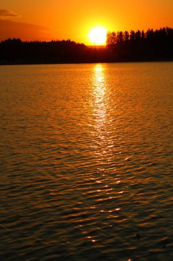 Gölün üzerinde gün batımı