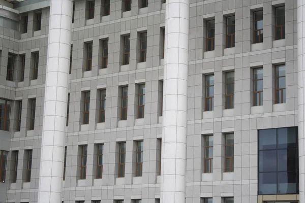 近代的なオフィス ビルの窓 — ストック写真