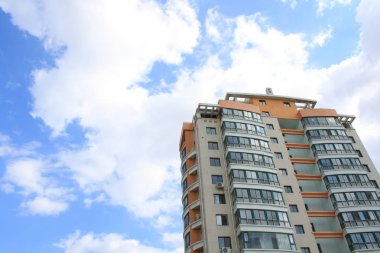 Konut mavi gökyüzü altında bina