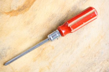 Ahşap tahta üzerinde tornavida