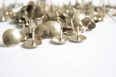 Beyaz arka plan üzerinde metal raptiye