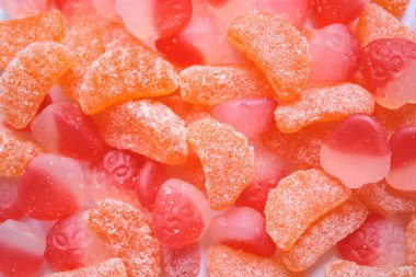 Beyaz arkaplanda renkli şekerler