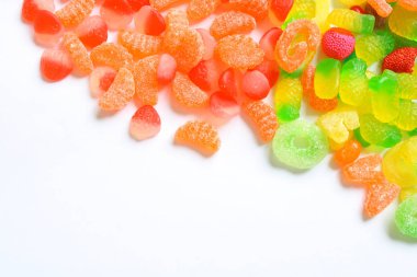 Beyaz arkaplanda renkli şekerler