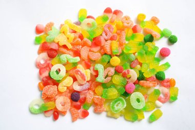 Beyaz arkaplanda renkli şekerler