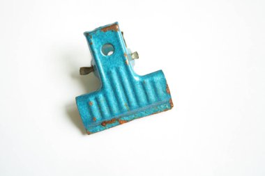 Beyaz arkaplanda mavi klip