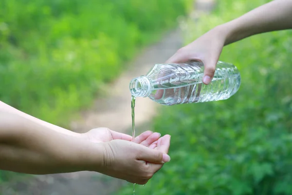 Пляшкова Вода Бризкає Руках — стокове фото