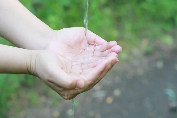 Woda Butelkowana Rozpryskiwania Ręce — Zdjęcie stockowe