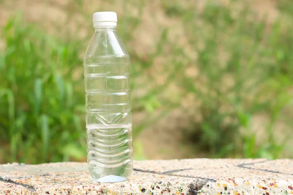 Μισό Μπουκάλι Μεταλλικό Νερό — Φωτογραφία Αρχείου