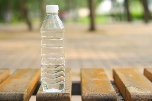 Halbe Flasche Mineralwasser — Stockfoto