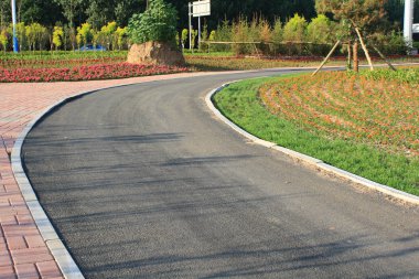 Eğri yeni asfalt yol