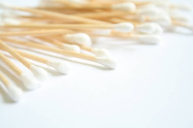 Pamuklu çubukla kadar yakın