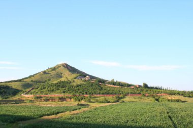 Yeşil alanlar ve tepeler