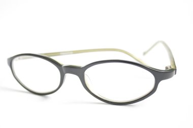 Portre siyah çerçeve gözlük