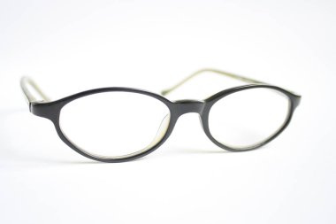 Portre siyah çerçeve gözlük