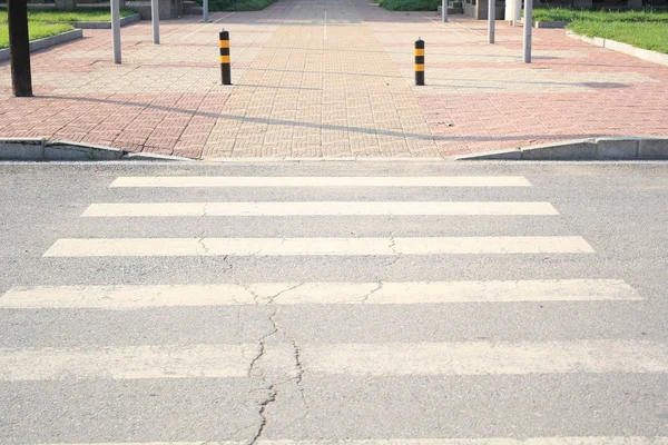 Gehweg Und Zebrastreifen — Stockfoto