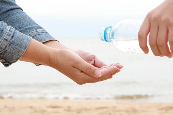 Gebotteld Water Spatten Handen — Stockfoto