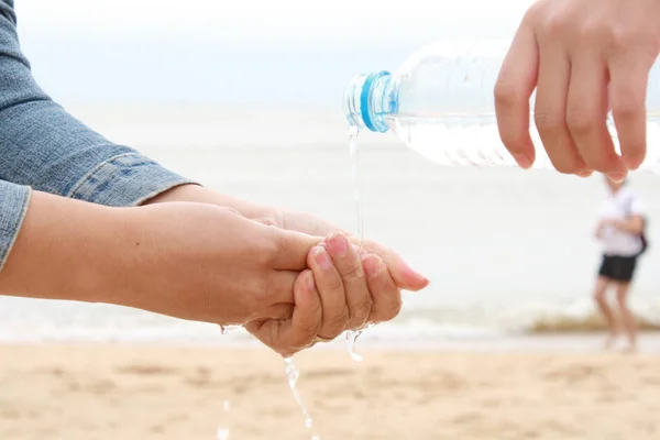 Gebotteld Water Spatten Handen — Stockfoto