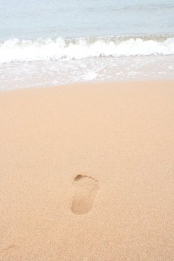 kum üzerinde ayak sesi