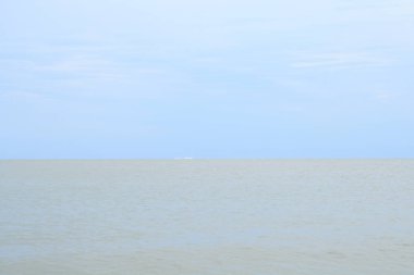 bulutlu gökyüzü ve okyanus