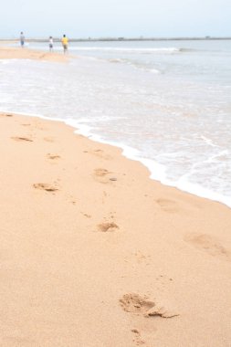 kum üzerinde ayak sesi