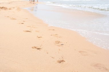 kum üzerinde ayak sesi