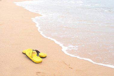 Sahilde sarı terlik