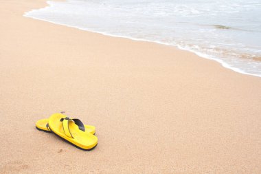 Sahilde sarı terlik