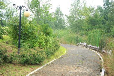parkta eğimli yol