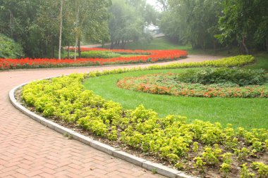 parkta eğimli yol