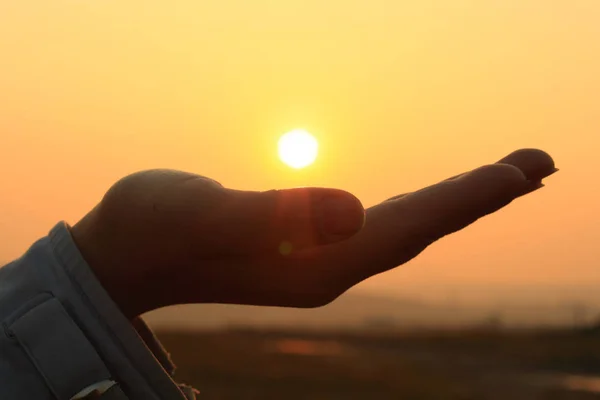 Silueta Manos Sosteniendo Sol — Foto de Stock