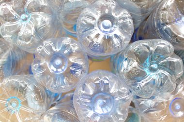 Yakın çekim boş plastik şişe