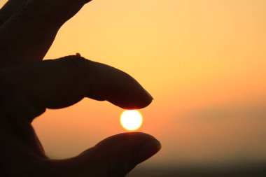 Gün batımında jest siluet