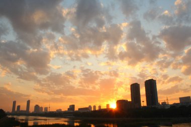 Gün batımında bina siluet