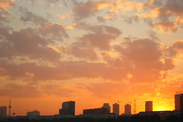 Silhouette Des Gebäudes Bei Sonnenuntergang — Stockfoto