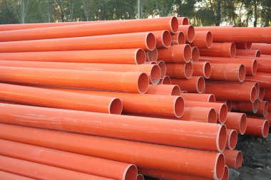 Kırmızı plastik tüp yığını