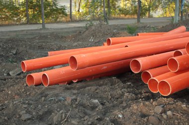 Kırmızı plastik tüp yığını